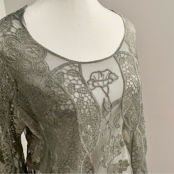 Chic Floral Lace Blouse in Gray - Picture 2 of 4